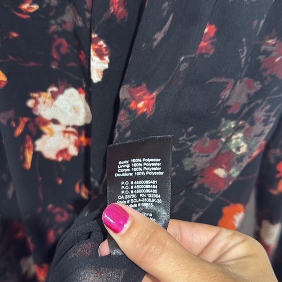 • Wilfred Aritzia • Lourdes Blouse Floral Long Sleeve
Black and Red XS - Picture 4 of 5